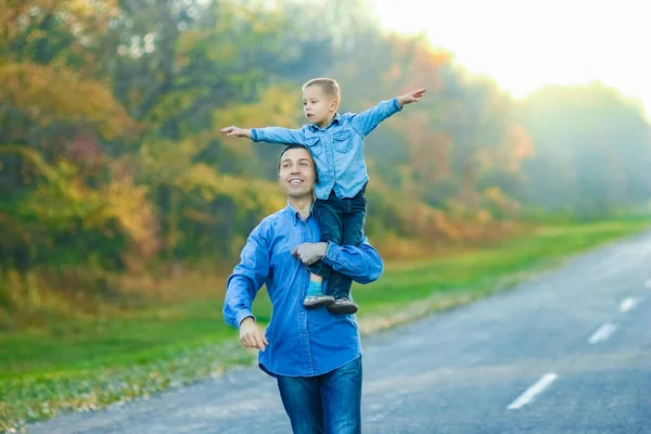 自然旅行で公園の道を歩いている子供連れの幸せな親 — ストック写真