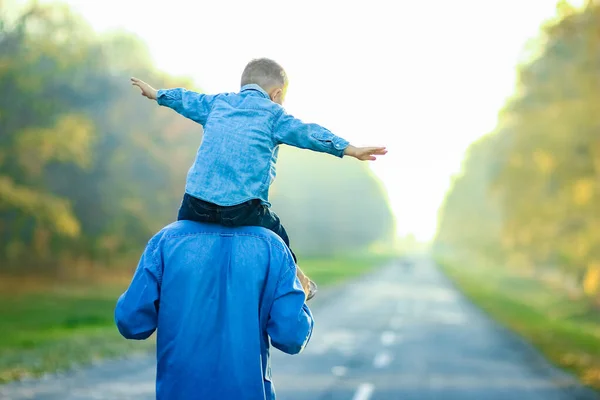 Genitore Felice Con Bambino Stanno Camminando Lungo Strada Nel Parco — Foto Stock