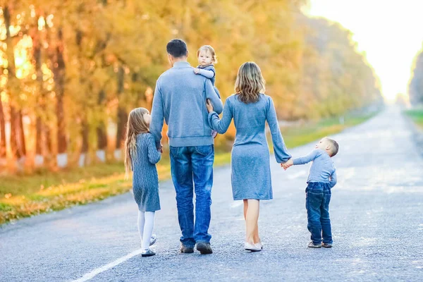 Mutlu Bir Aile Parkta Yol Boyunca Yürüyor — Stok fotoğraf