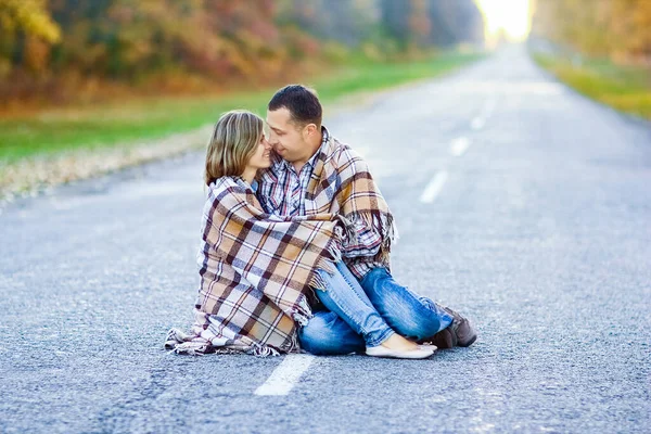 Casal Feliz Com Livro Sobre Viagens Estrada Parque — Fotografia de Stock