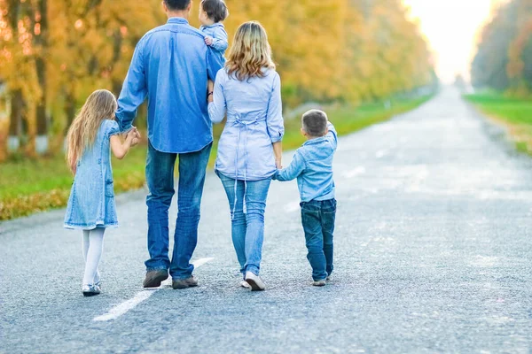 Familia Feliz Caminando Largo Del Viaje Por Parque —  Fotos de Stock