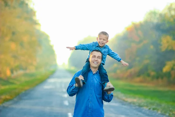 Šťastný Rodič Dítětem Procházejí Silnici Parku Cestách Přírodou — Stock fotografie