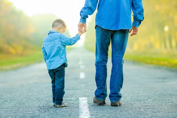 Padres Felices Con Niño Están Caminando Largo Carretera Parque Viaje —  Fotos de Stock