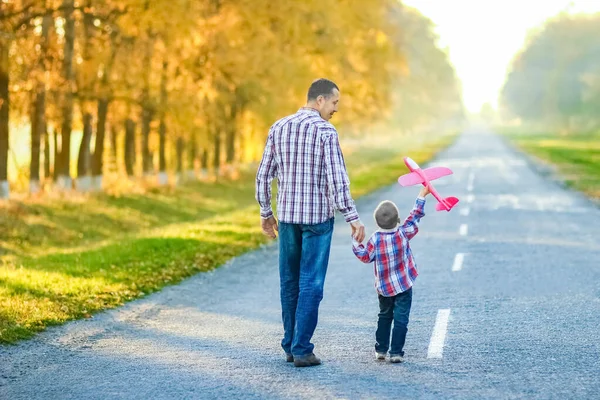 Parent Heureux Avec Enfant Marchent Long Route Dans Parc Sur — Photo