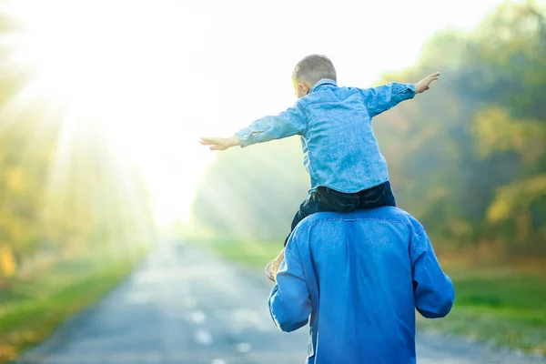 Parent Heureux Avec Enfant Marchent Long Route Dans Parc Sur — Photo
