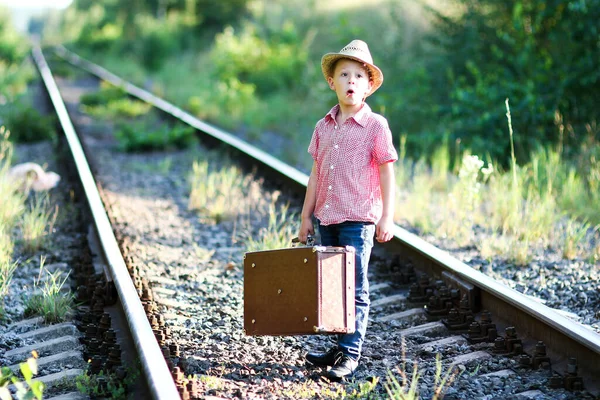Menino Cowboy Com Mala Ferrovia Conceito Viagem Ocidental — Fotografia de Stock