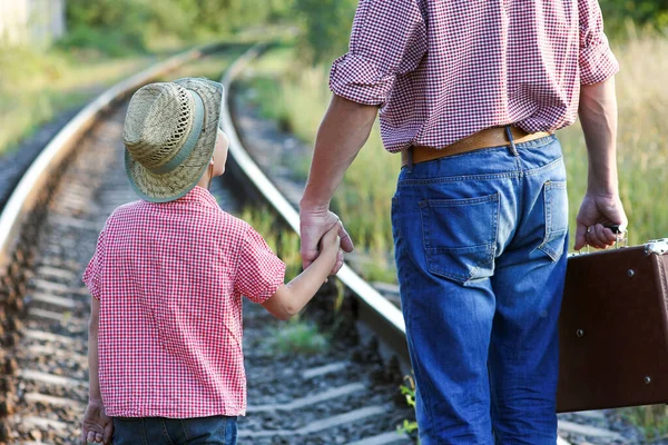 Händerna Förälder Och Son Cowboyhatt Nära Järnvägen Med Resväska — Stockfoto