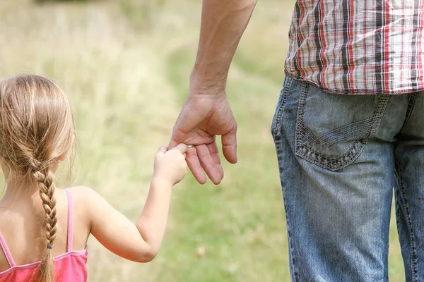 Park Aile Kavramında Mutlu Çocuk Ebeveynin Elleri — Stok fotoğraf