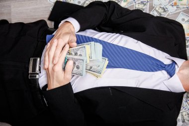 Alışveriş işinin gelişimi ve harika bir yolculuk için elinde parası olan mutlu bir adam.