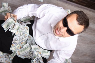 Alışveriş işinin gelişimi ve harika bir yolculuk için elinde parası olan mutlu bir adam.