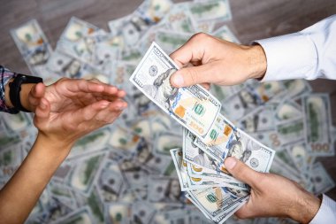 Dükkanların geri kalanına seyahat için bir dolar bir iş adamının elinde.