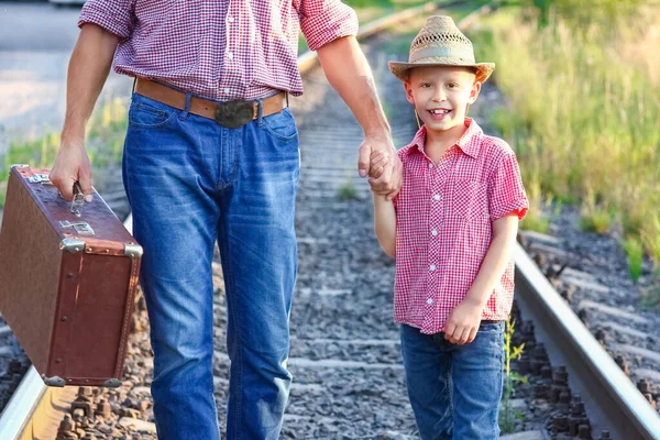 Mani Genitore Figlio Cappello Cowboy Vicino Alla Ferrovia Con Valigia — Foto Stock