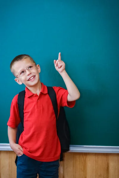 Criança Feliz Quadro Negro Com Uma Mochila Escolar Usando Óculos — Fotografia de Stock