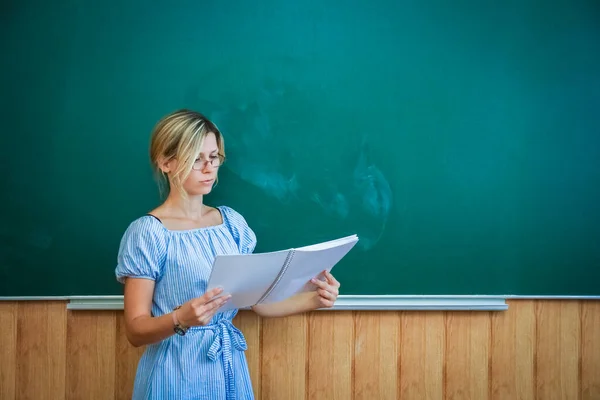 Glad Lärare Vid Svarta Tavlan Klassrummet Tillbaka Till Klassen — Stockfoto