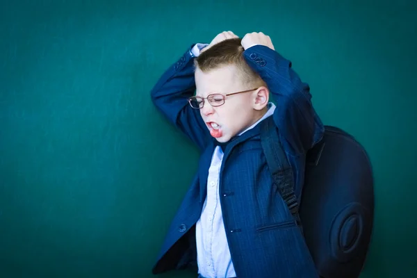 Niño Feliz Pie Pizarra Con Una Mochila Escolar Con Gafas — Foto de Stock