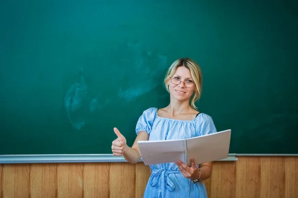 Ευτυχισμένος Δάσκαλος Στον Πίνακα Στην Αίθουσα Διδασκαλίας Πίσω Στην Τάξη — Φωτογραφία Αρχείου