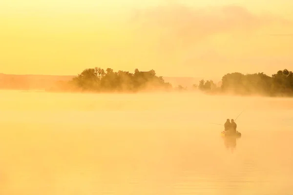 自然公園の霧の中の川の漁師は — ストック写真