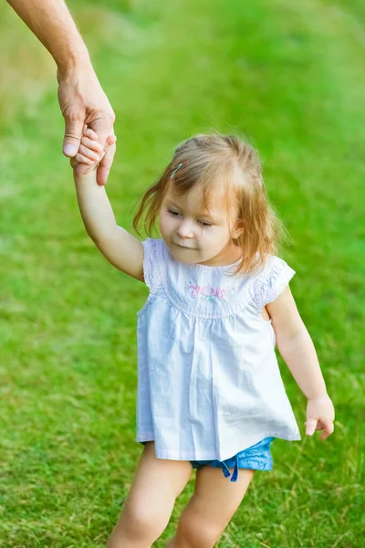 公園の屋外で親と子の美しい手 — ストック写真