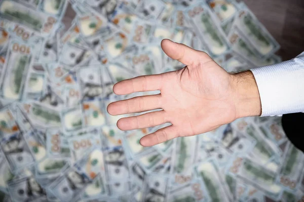 Dükkanların Geri Kalanına Seyahat Için Bir Dolar Bir Adamının Elinde — Stok fotoğraf