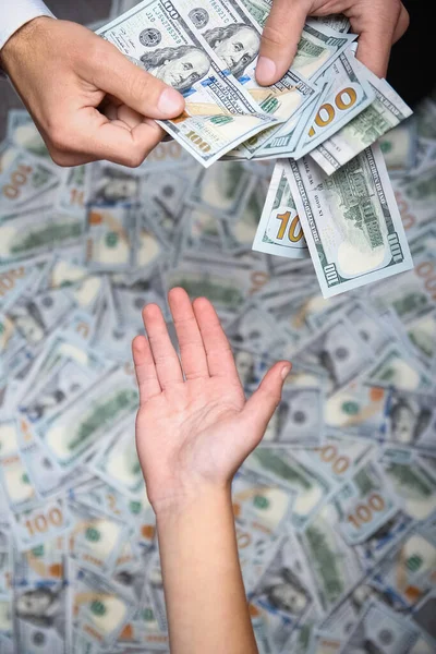 Dólares Nas Mãos Homem Negócios Para Uma Viagem Resto Das — Fotografia de Stock