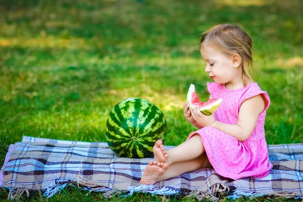 Glückliches Kind Mit Wassermelone Der Natur Park — Stockfoto