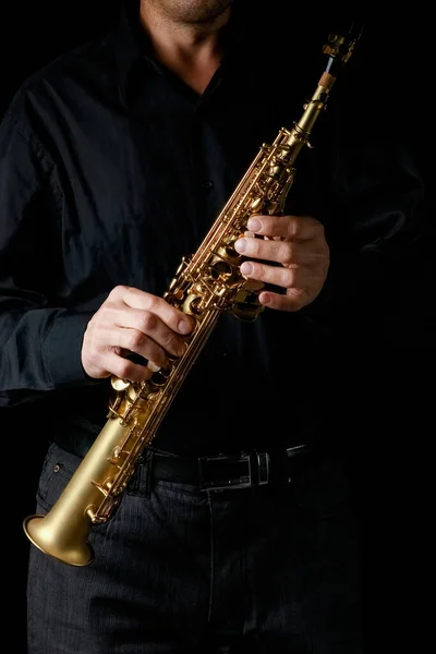 Soprán Saxofon Rukou Černém Pozadí — Stock fotografie
