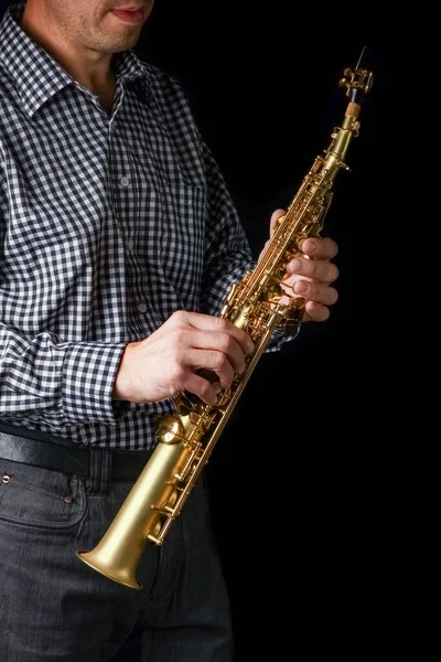 Saxofón Soprano Manos Sobre Fondo Negro — Foto de Stock