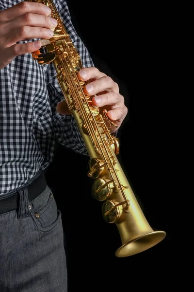 Soprano Saxofone Mãos Sobre Fundo Preto — Fotografia de Stock