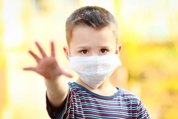 Coronavirus Und Luftverschmutzung Pm2 Konzept Europäischer Kleiner Junge Trägt Maske — Stockfoto