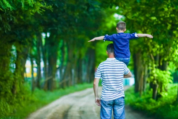Heureux Enfant Parent Mains Sur Nature Dans Parc Voyage — Photo