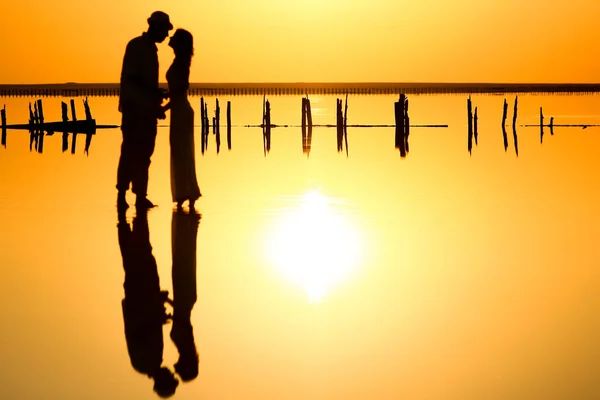 Couple Heureux Mer Avec Reflet Eau Silhouette Fond — Photo