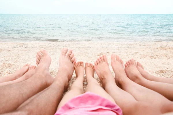 海の背景の近くの砂の上の美しい家族全員の足 — ストック写真