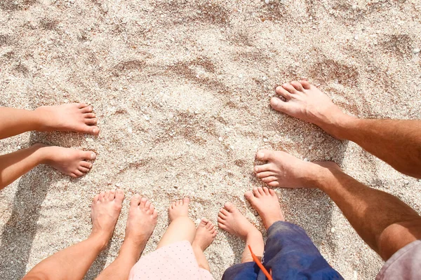海の背景の近くの砂の上の美しい家族全員の足 — ストック写真