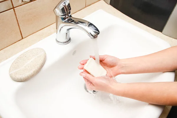用肥皂洗手在水龙头下用水洗 没有感染 污垢和病毒 在家或在医院的浴室里 — 图库照片