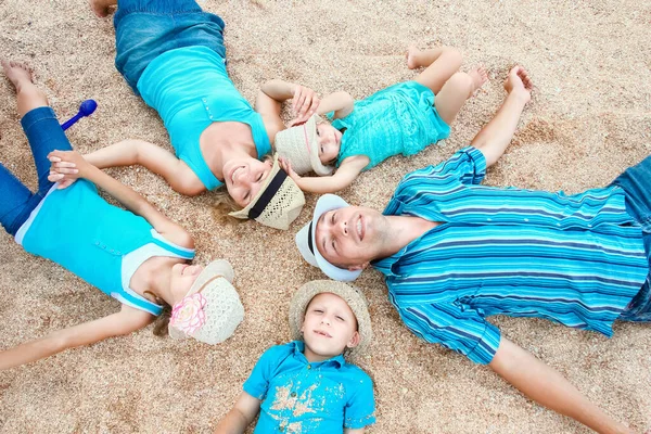 Glückliche Familie Spielt Meeresufer Auf Dem Sandhintergrund — Stockfoto