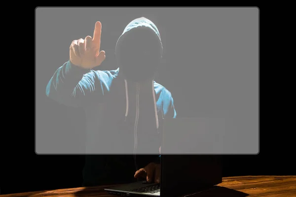 Hacker Laptopem Sedí Stolu Abstraktní Binární Kód Virtuální Programy Ohrožení — Stock fotografie