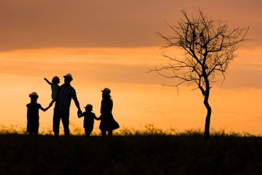 Park arka planındaki mutlu aile silueti