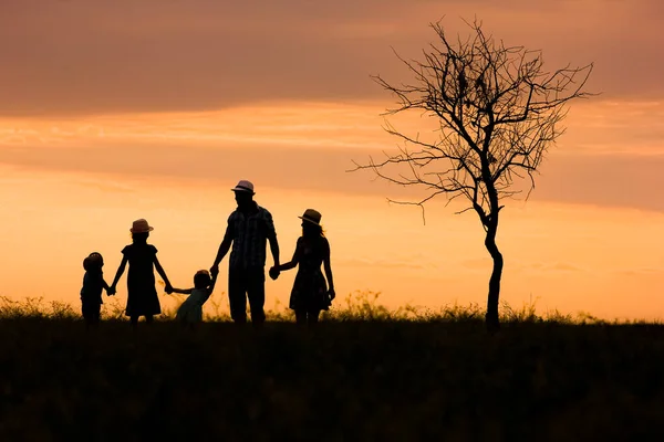 公園の背景に自然上の幸せな家族のシルエット — ストック写真