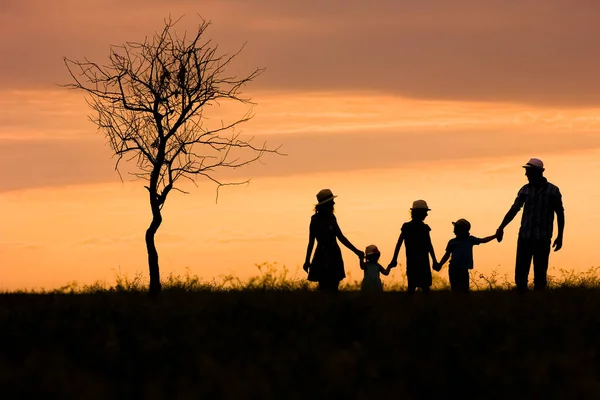 公園の背景に自然上の幸せな家族のシルエット — ストック写真