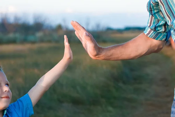 Руки Щасливої Дитини Батька Природі Парку Біля Дороги — стокове фото