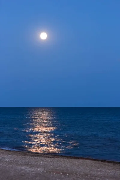 Luna Con Reflexión Junto Mar Sobre Fondo Natural —  Fotos de Stock