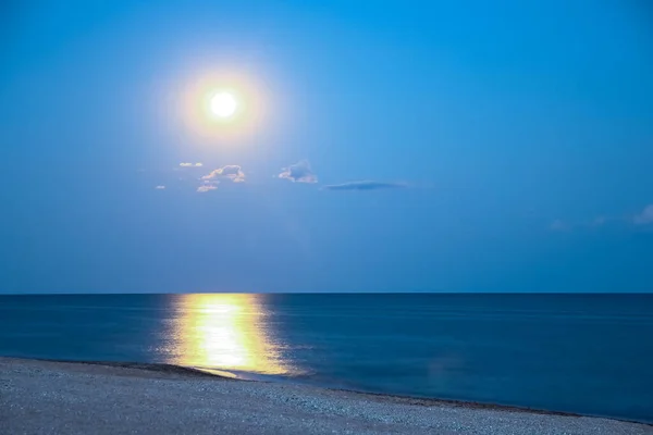 Mond Mit Spiegelung Meer Auf Dem Hintergrund Der Natur — Stockfoto