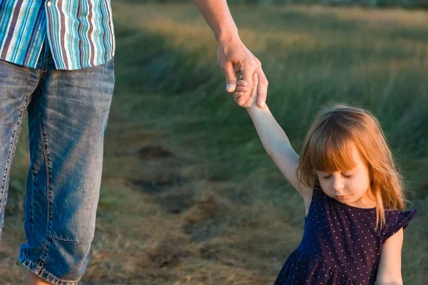 Händerna Ett Lyckligt Barn Och Förälder Naturen Park Vid Vägen — Stockfoto