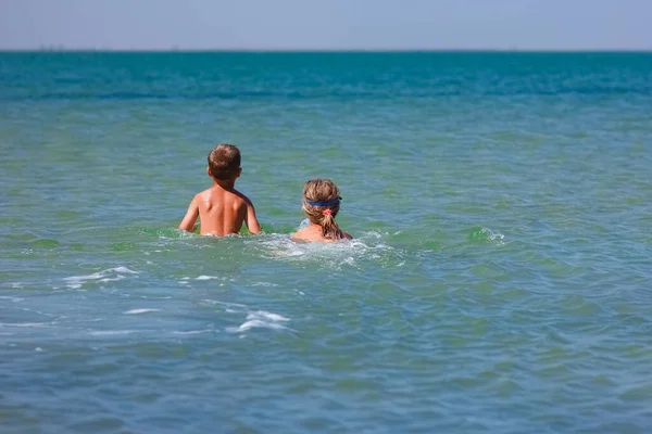 海で遊ぶ幸せな子供は自然の中で泳ぐ — ストック写真