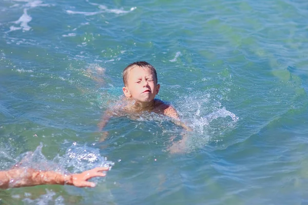 Счастливый Ребенок Играя Море Плавает Природе — стоковое фото