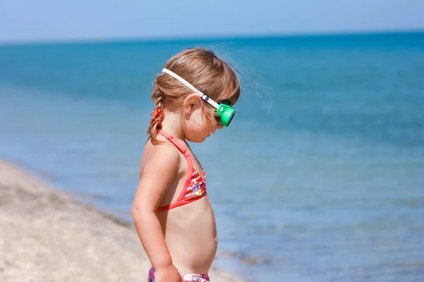 Szczęśliwe Dziecko Bawiące Się Morzu Pływać Przyrodzie — Zdjęcie stockowe