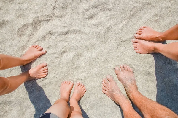 Πόδια Στην Άμμο Των Ευτυχισμένων Ανθρώπων Από Θάλασσα Για Ταξίδια — Φωτογραφία Αρχείου