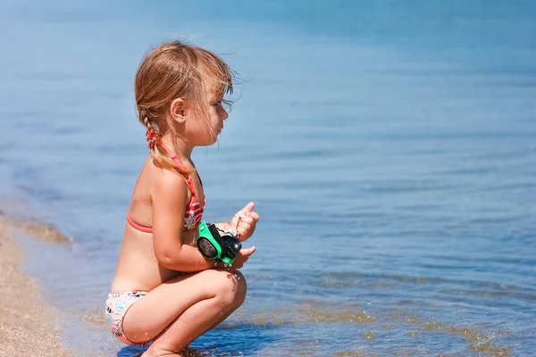 Szczęśliwe Dziecko Bawiące Się Morzu Pływać Przyrodzie — Zdjęcie stockowe