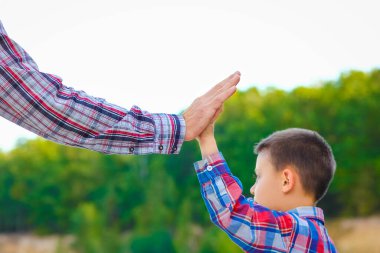 Park seyahatinde ebeveyn ve çocuğun elleri