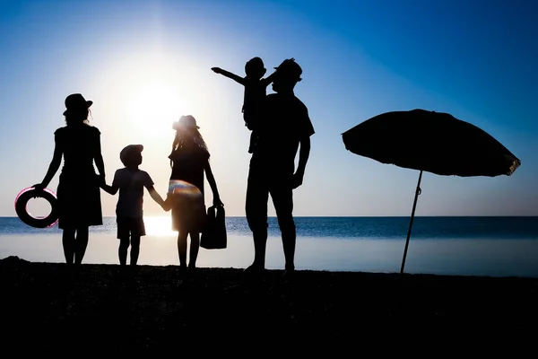 Lykkelig Familie Ved Havet Ved Solnedgang Vandrende Silhuett Naturen – stockfoto